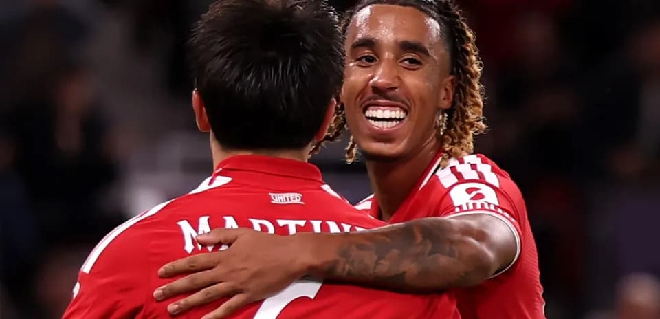 Jugadores de Manchester United abrazándose tras gol