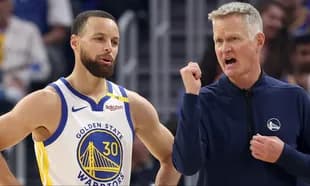 Stephen Curry conversando con el entrenador Steve Kerr