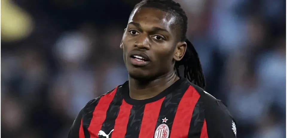 Jugador de AC Milan en uniforme rojo y negro