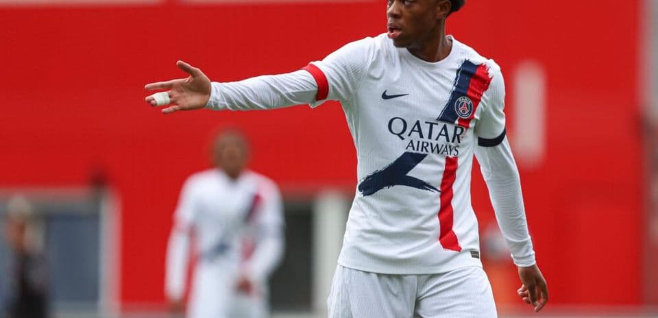 Jugador del PSG señalando durante un partido