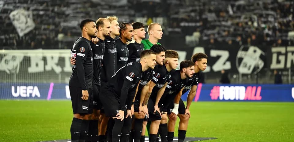 Equipo de Sturm Graz en la alineación previa al partido