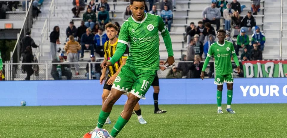 Jugador de Hartford Athletic en acción durante el partido
