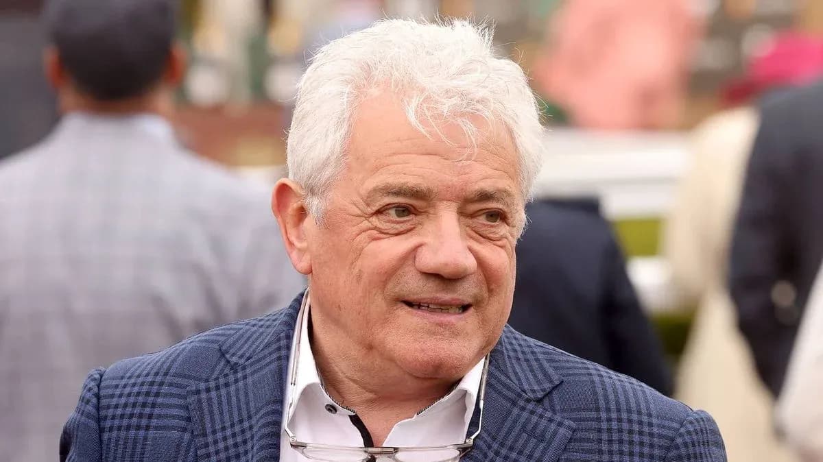 Hombre con cabello canoso en evento deportivo