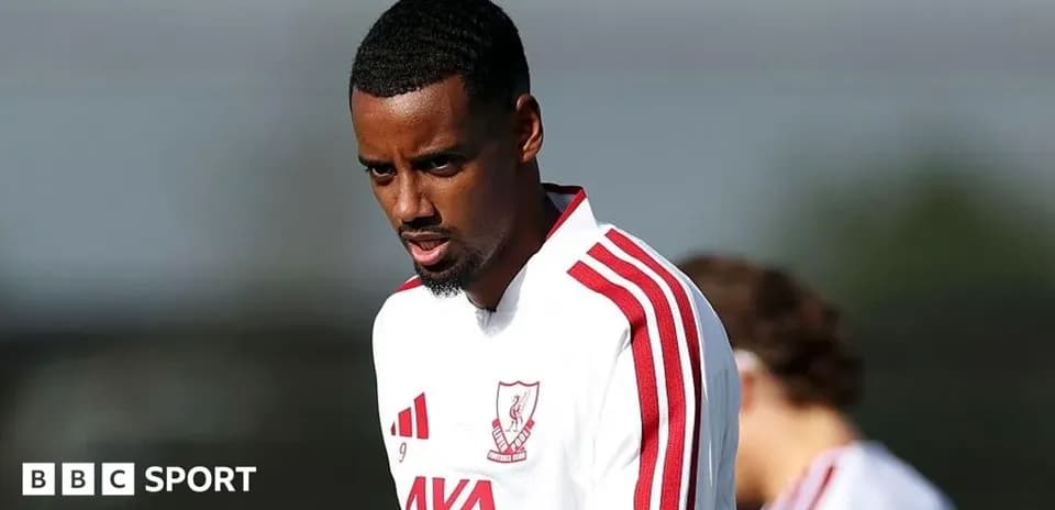 Jugador en entrenamiento con camiseta blanca y roja