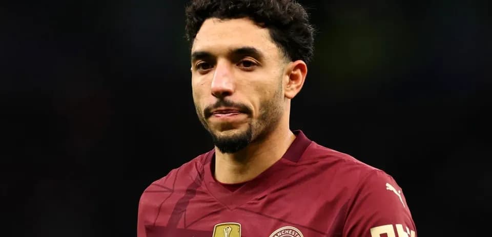 Jugador de Manchester City en uniforme durante partido
