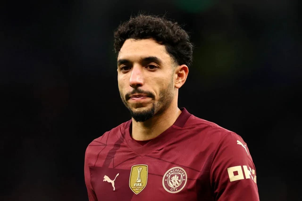Jugador de Manchester City en uniforme durante partido