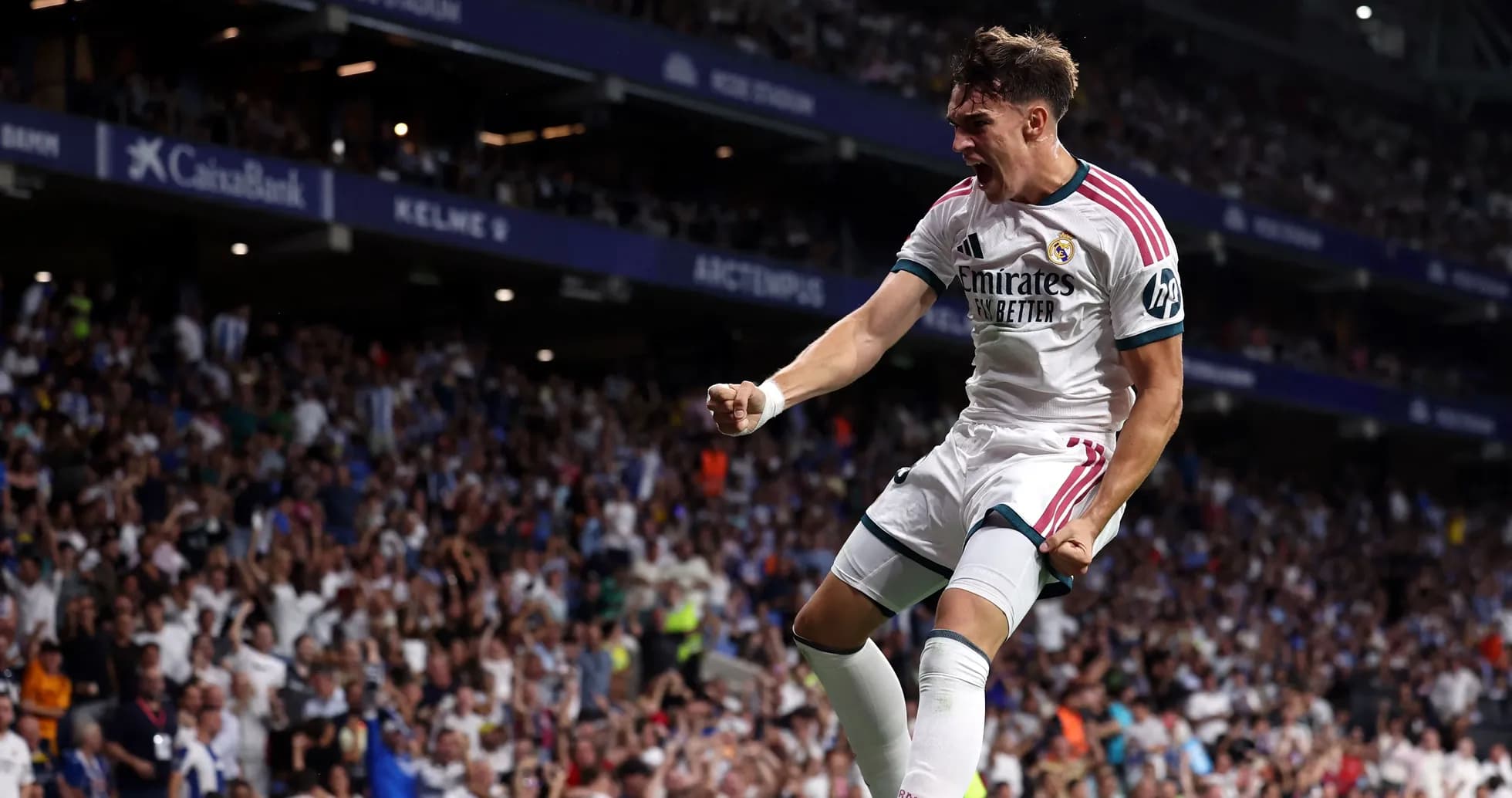 Jugador de Real Madrid celebrando un gol en el estadio