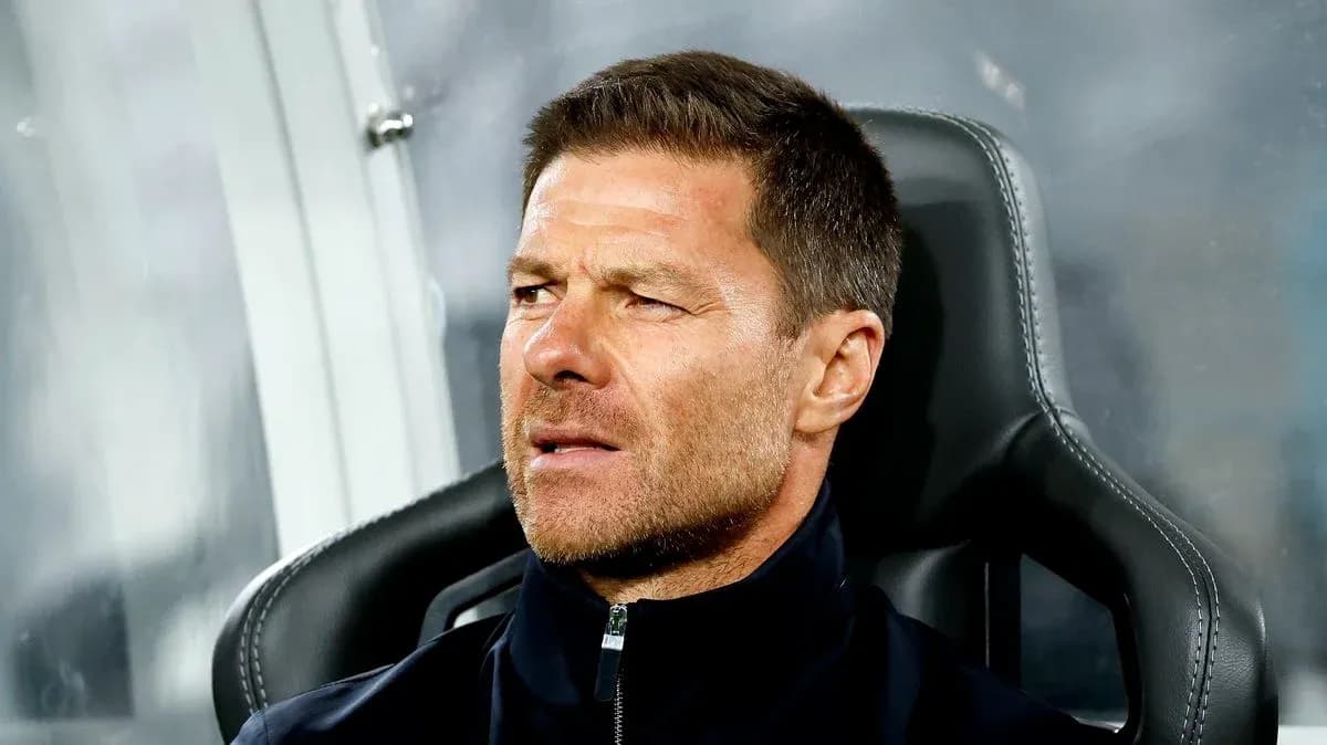 Entrenador sentado en el banquillo durante el partido