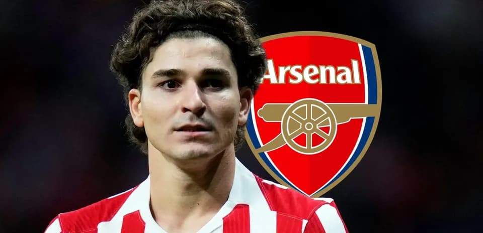 Jugador con camiseta rayada frente al logo de Arsenal