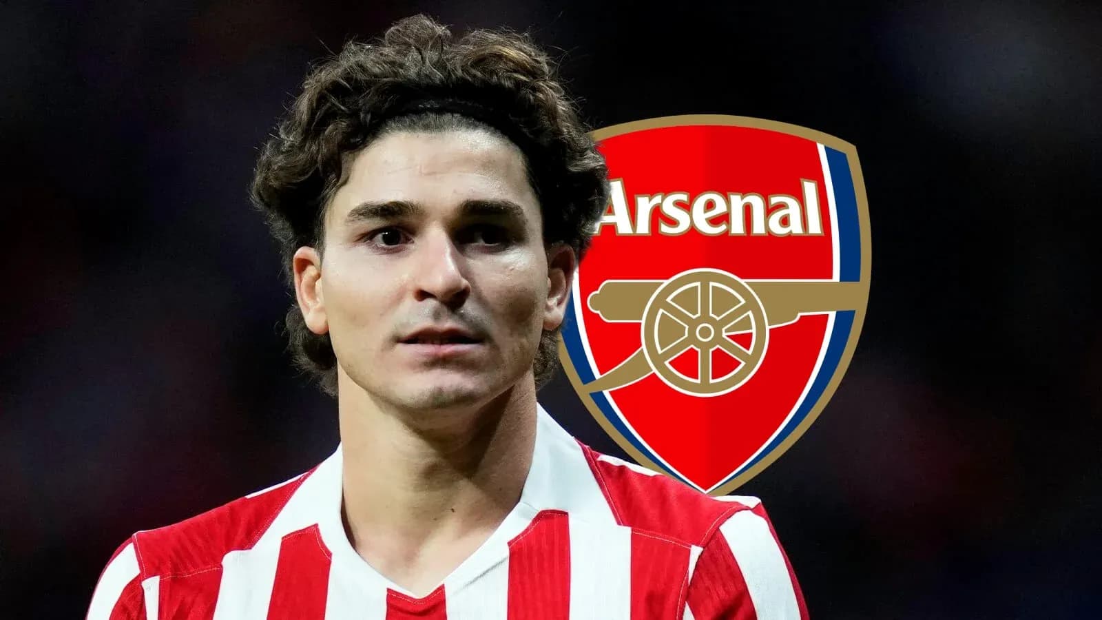 Jugador con camiseta rayada frente al logo de Arsenal