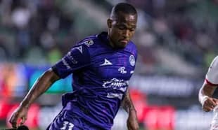 Jugador de Mazatlán en acción durante el partido