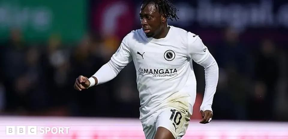Jugador corriendo en campo con camiseta blanca