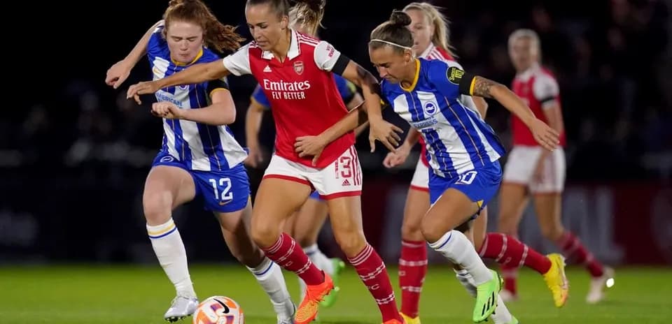 Jugadoras compitiendo por el balón en el partido