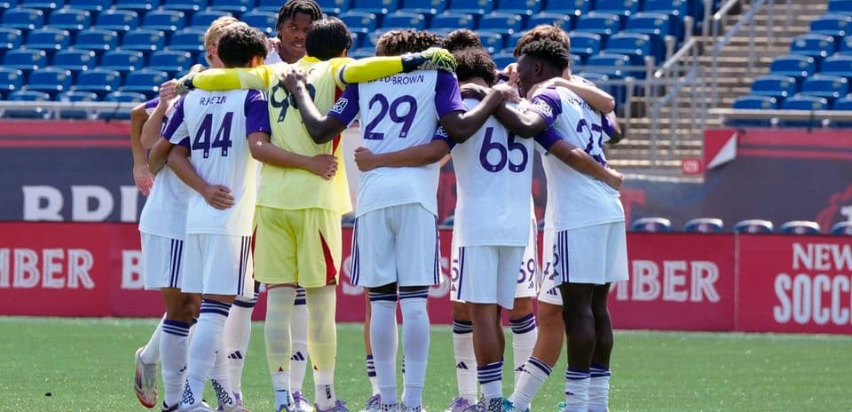 Jugadores de Orlando City II en huddle