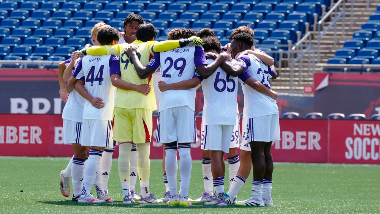 Jugadores de Orlando City II en huddle