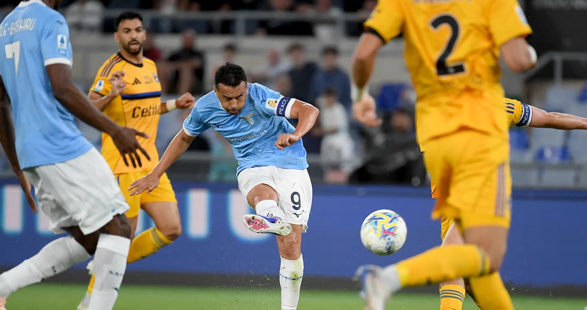 Jugador de Lazio disparando al balón en el partido