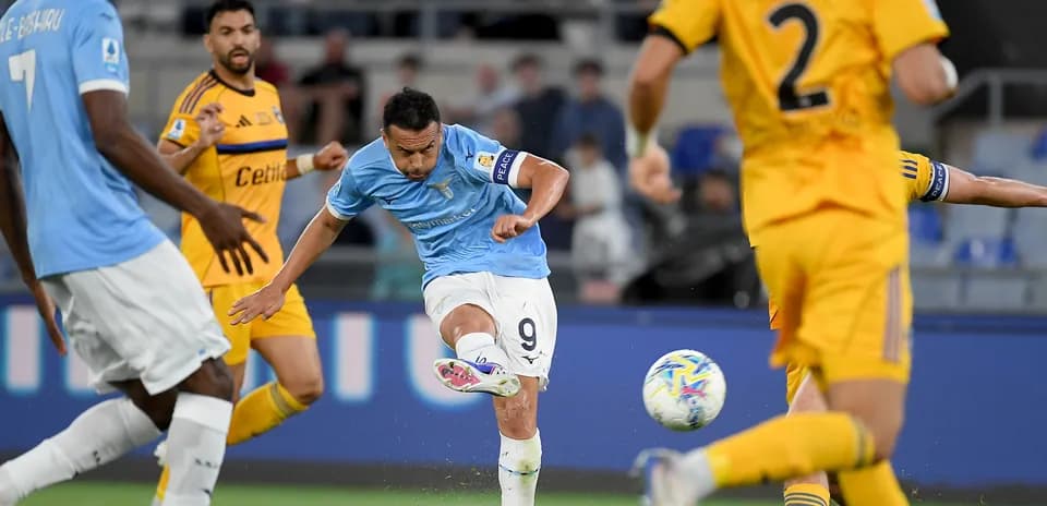 Jugador de Lazio disparando al balón en el partido