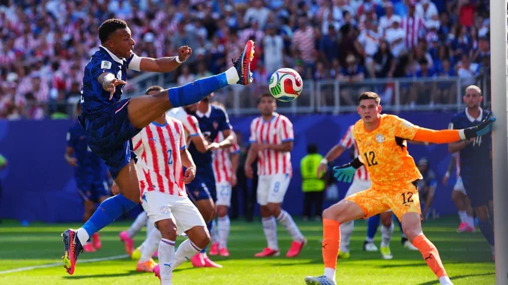 Jugador pateando el balón durante un partido de fútbol