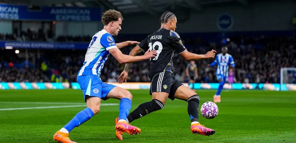 Jugador de Leeds intentando driblar a defensor de Brighton