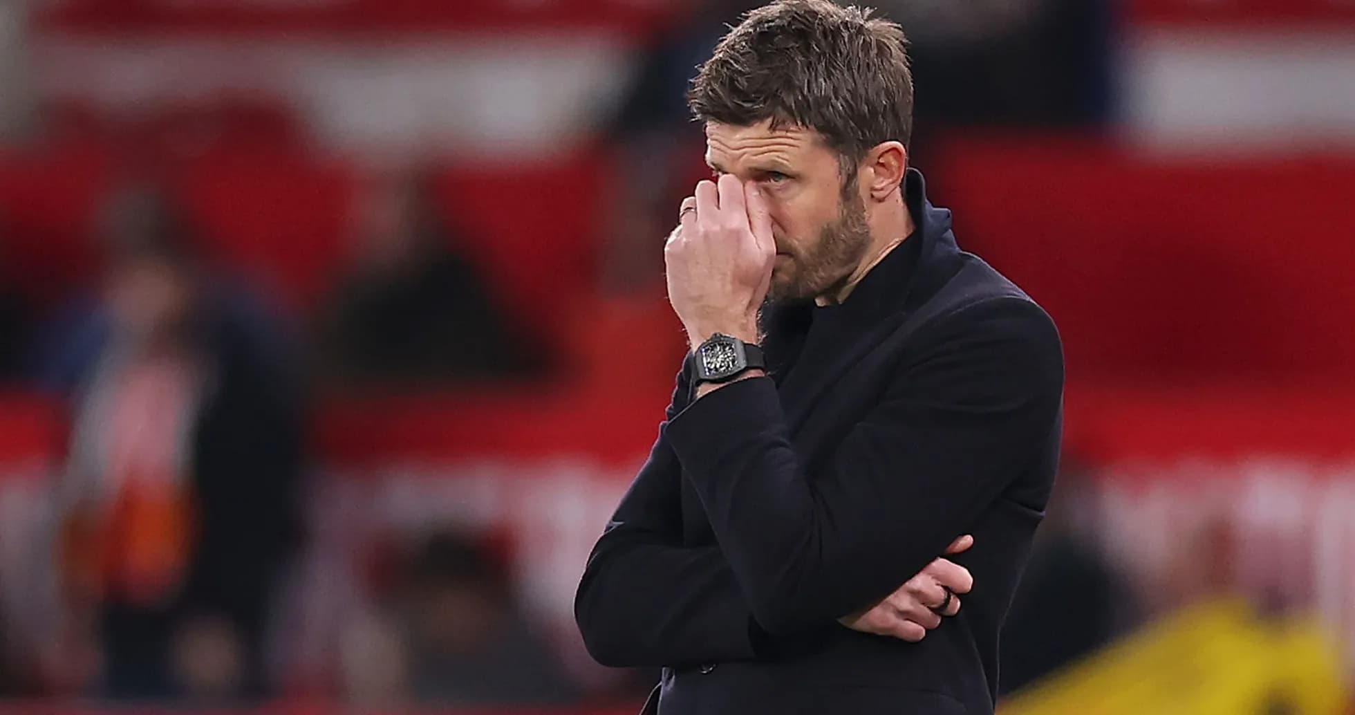 Entrenador preocupado durante el partido en el banquillo