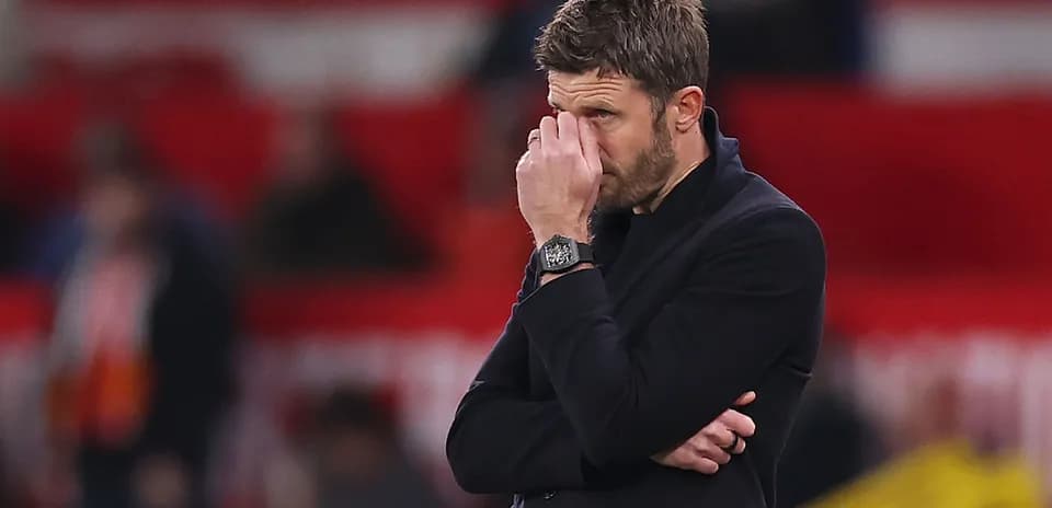 Entrenador preocupado durante el partido en el banquillo