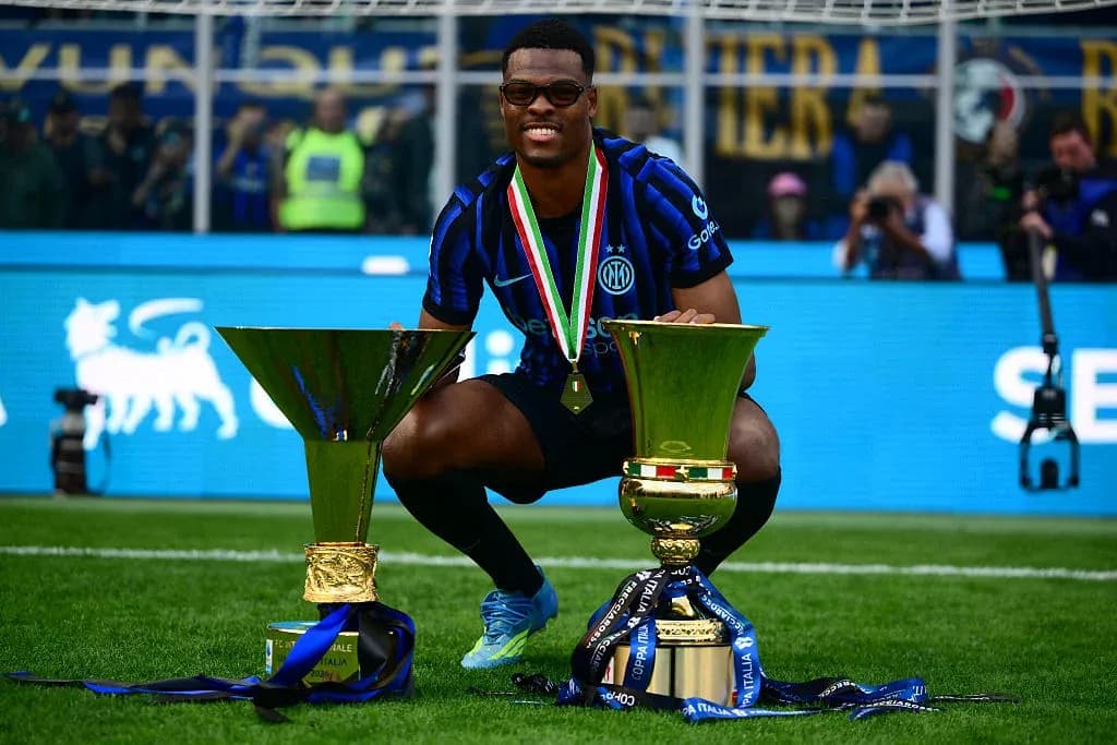 Jugador de Inter de Milán con trofeos en el campo