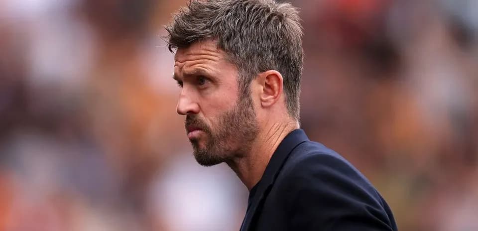 Entrenador observando el partido desde la banda