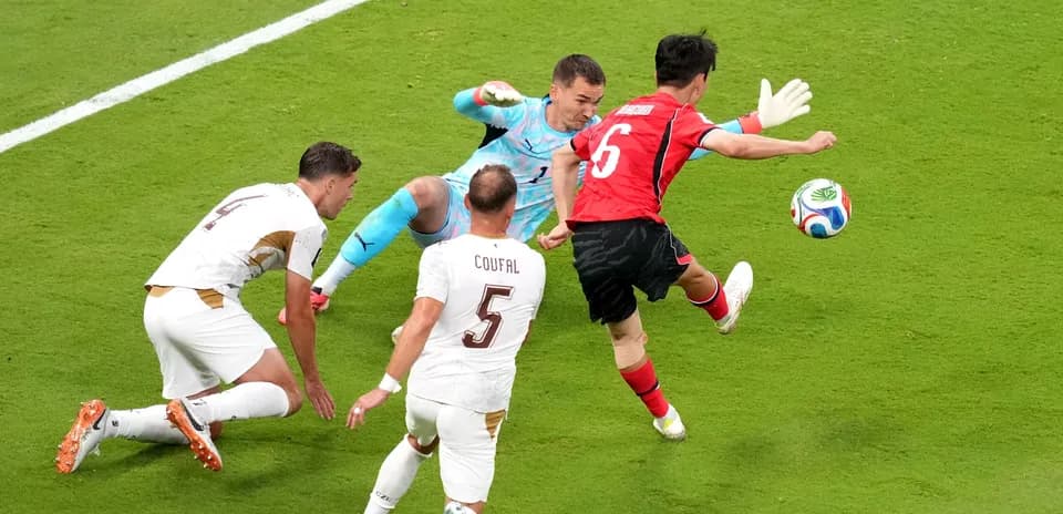 Jugador de Corea del Sur dispara a portería