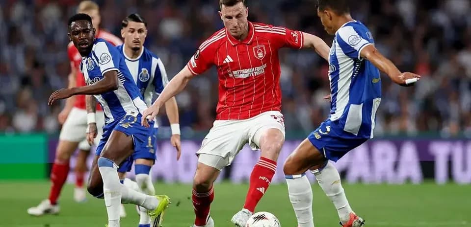 Jugadores compitiendo por el balón en partido