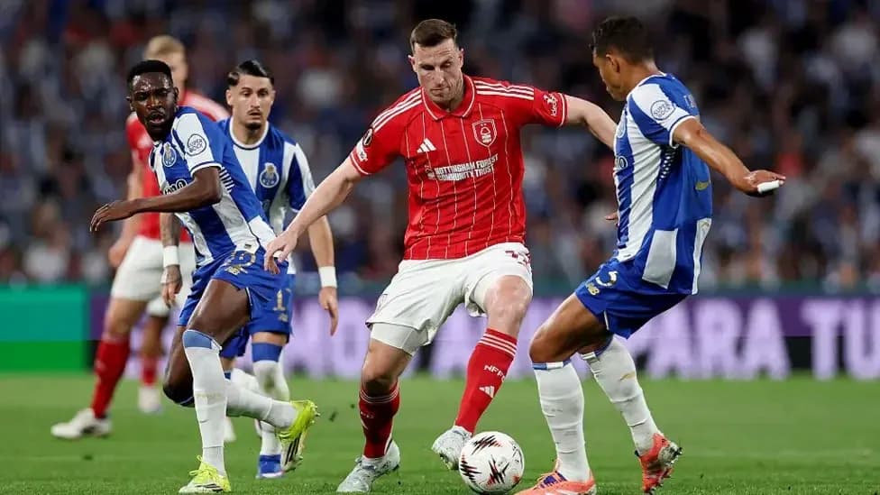 Jugadores compitiendo por el balón en partido