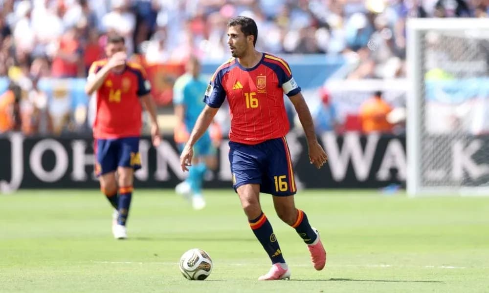 Jugador de España corriendo con el balón en el campo