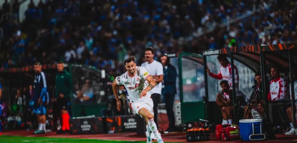 Jugador de Red Bull Salzburg corriendo por el campo
