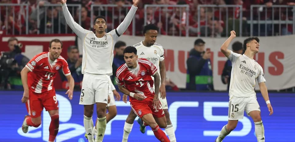 Jugadores de Bayern y Real celebrando en el partido