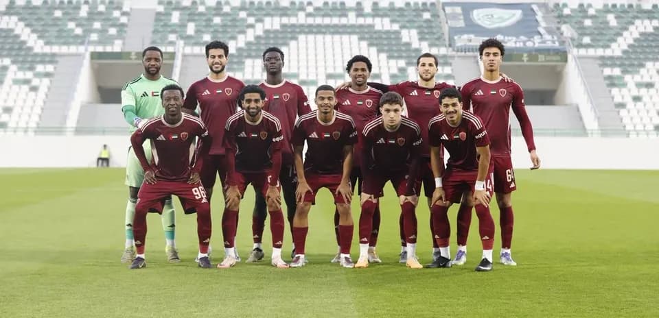 Equipo de Al Wahda U23 posando en el campo