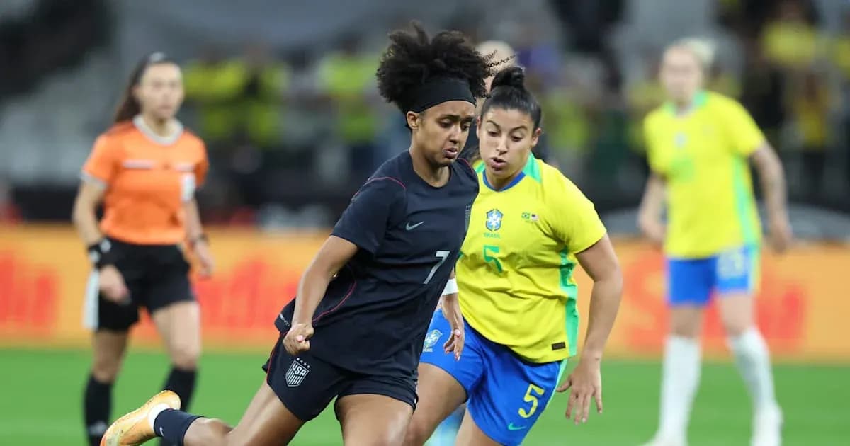 Jugadora de Estados Unidos driblando a jugadora de Brasil