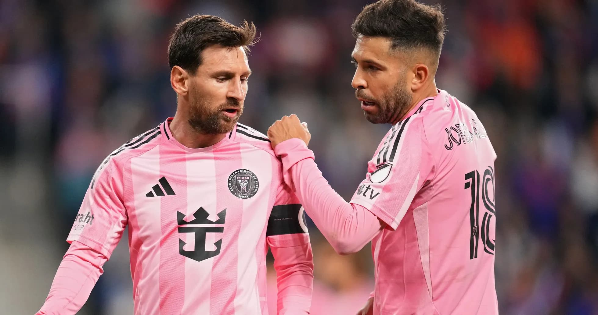 Jugadores de Inter Miami conversando durante el partido