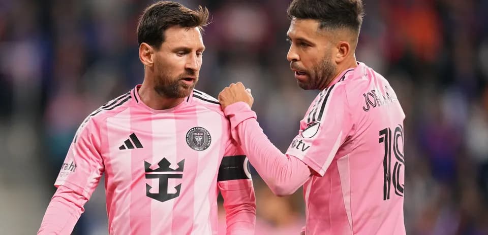 Jugadores de Inter Miami conversando durante el partido