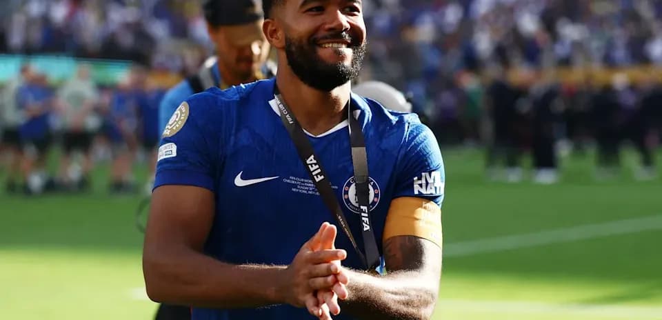 Jugador de Chelsea celebrando en el campo
