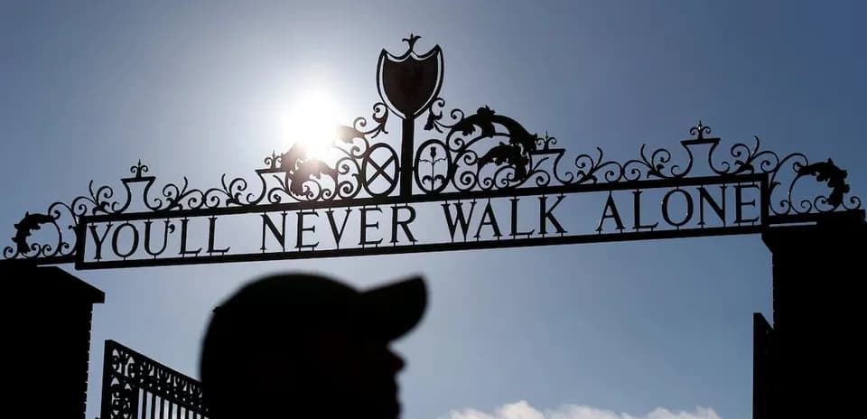 Cartel 'You'll Never Walk Alone' con silueta de persona