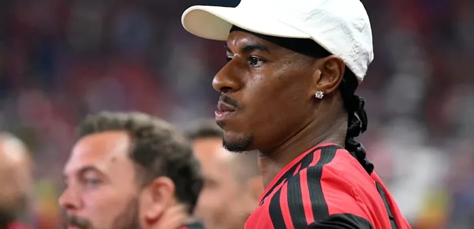 Jugador observando desde el banquillo durante el partido