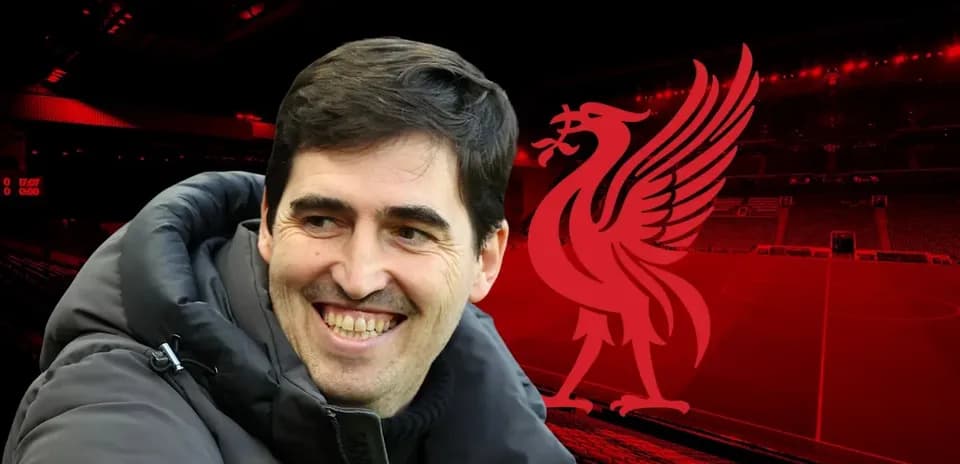 Entrenador sonriendo frente al estadio de Liverpool