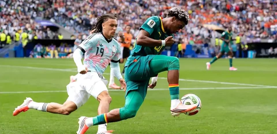 Jugador de Camerún driblando a oponente en el campo
