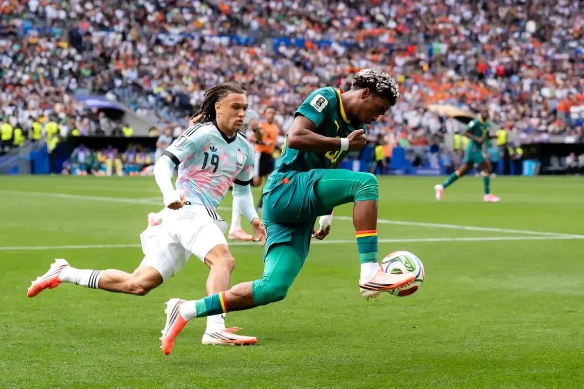 Jugador de Camerún driblando a oponente en el campo