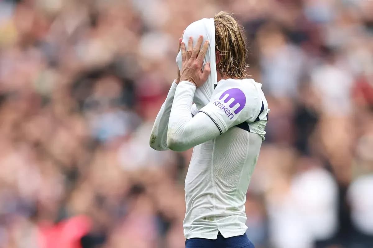 Jugador cubriendo su rostro con la camiseta durante partido