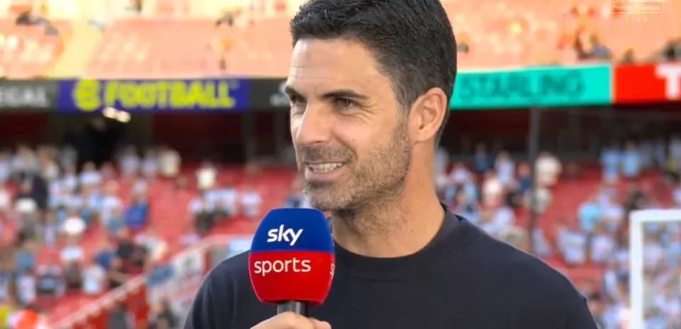 Entrenador hablando en un programa de televisión deportivo