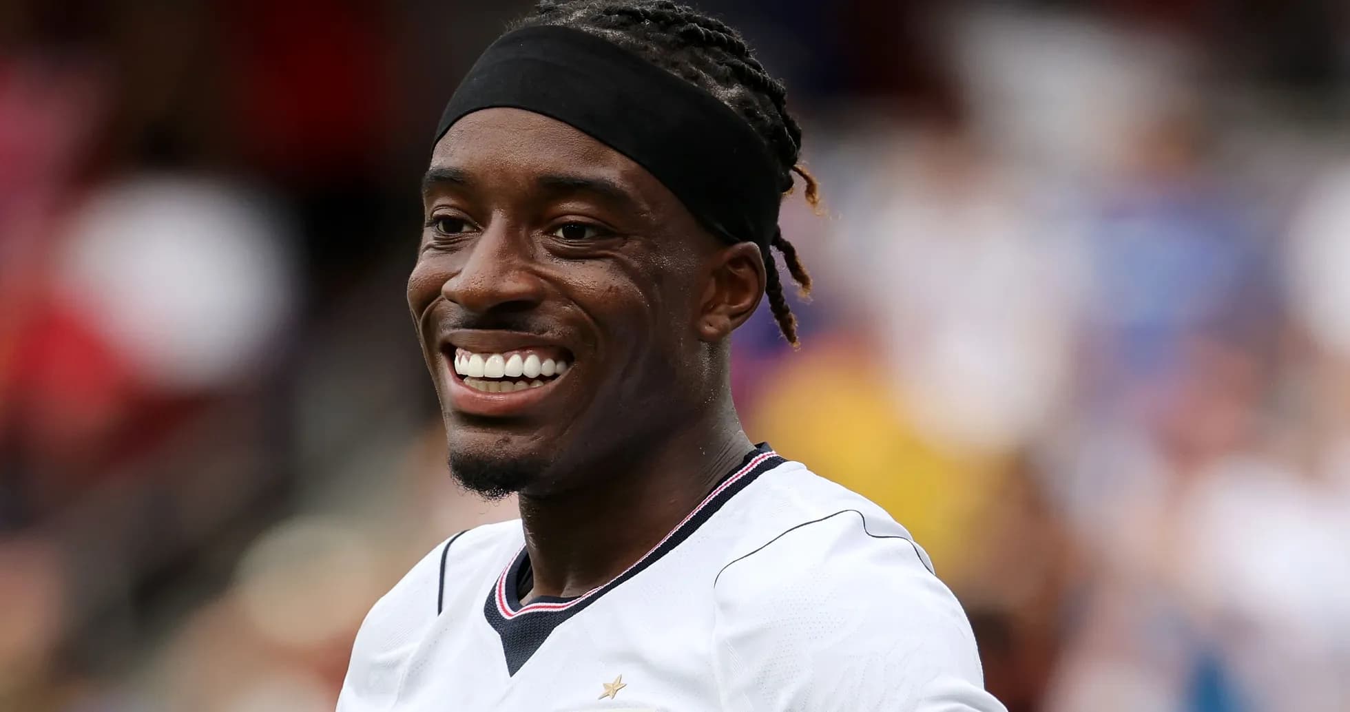 Jugador sonriendo en uniforme de fútbol