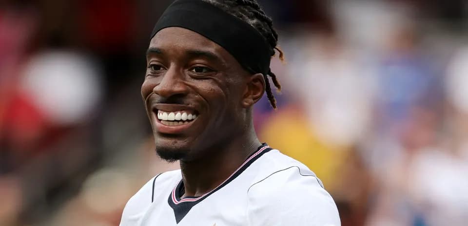 Jugador sonriendo en uniforme de fútbol