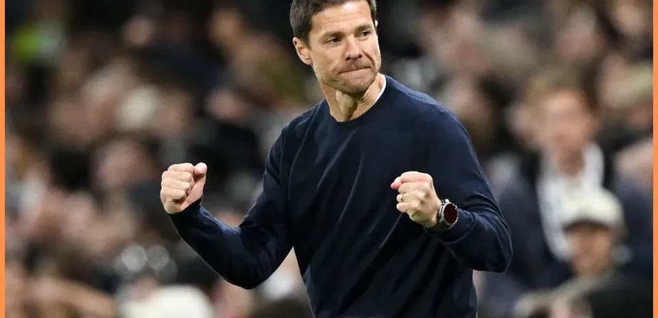 Entrenador celebrando durante un partido de fútbol