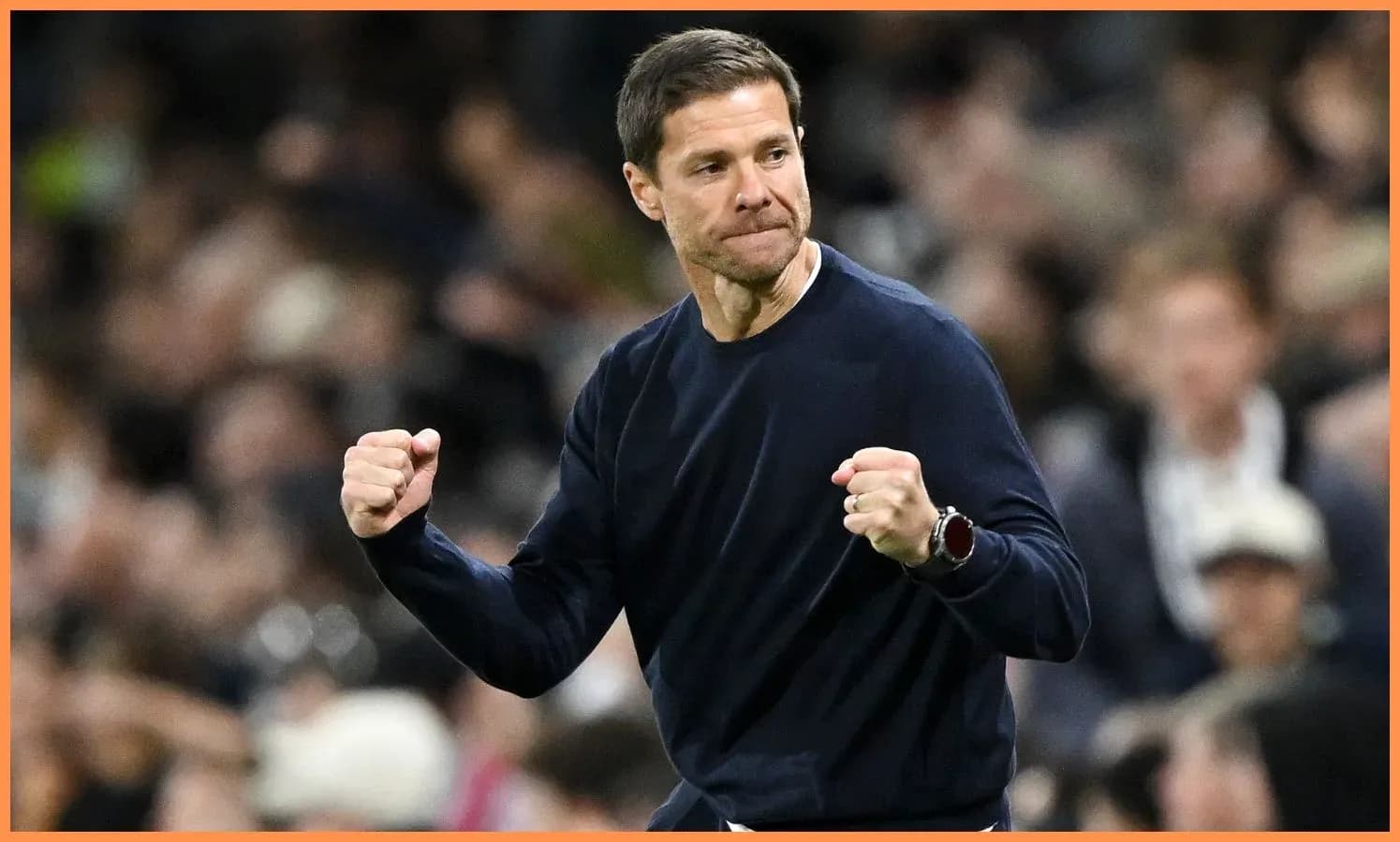 Entrenador celebrando durante un partido de fútbol