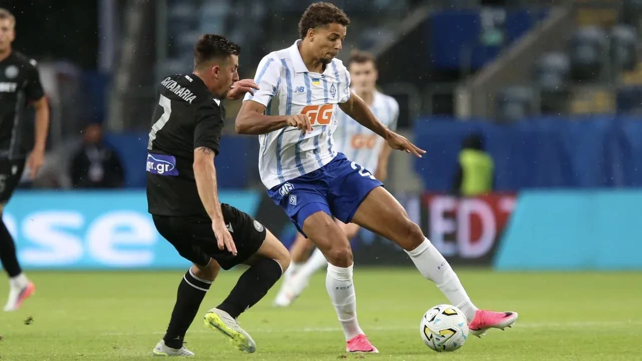 Jugador de PAOK desafiando a un oponente de Dynamo Kyiv